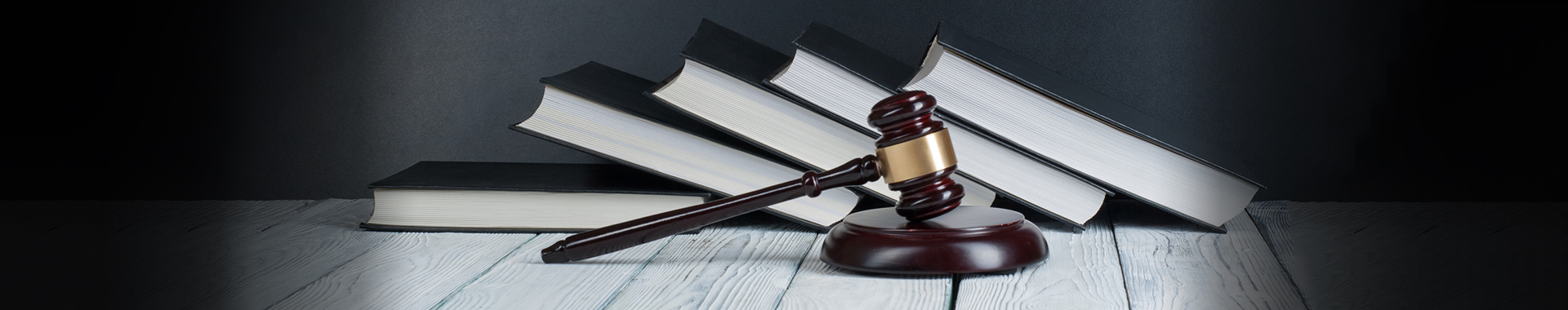 Codigo Penal y mazo de abogado Penalista