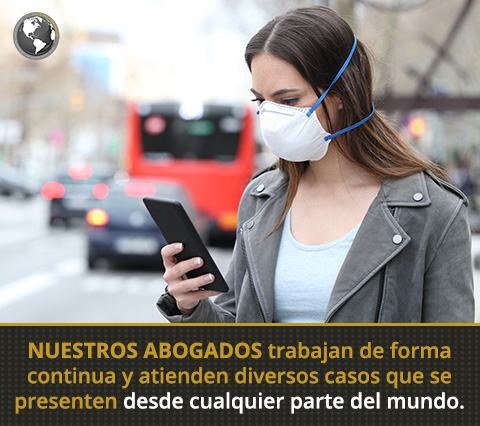 Beneficios de Consultar a un Abogado va WhatsApp por una Mujer en la Calle.