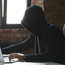 El fraude electrónico es cualquier acción antijurídica y punible que se realiza a través de medios electrónicos o informáticos