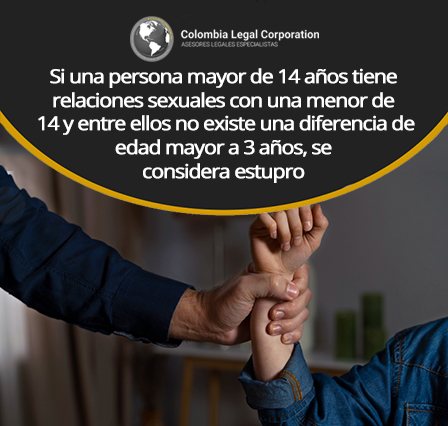 Hombre sujetando la manos de una menor de edad