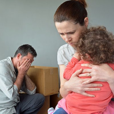 Padre discutiendo por la custodia de su hijo