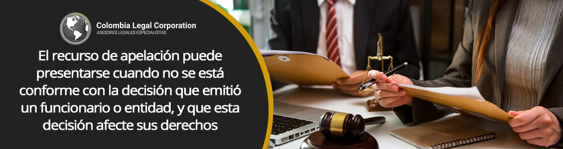 Abogados con documentos en las manos