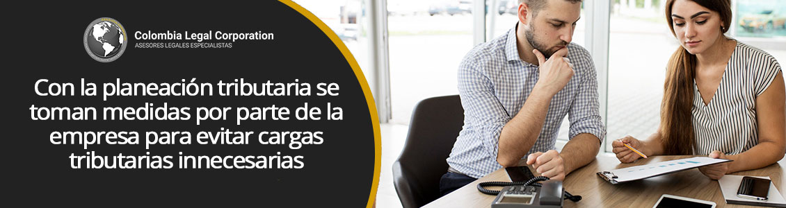 Abogados realizando planeación tributaria