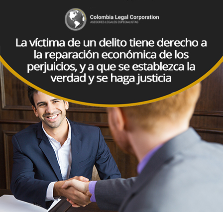 Abogado estrechando mano de un cliente