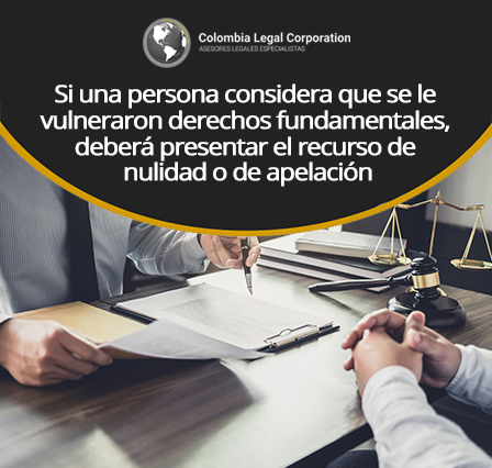 Abogados revisando documentos