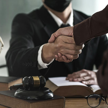 Abogado estrechando mano de cliente